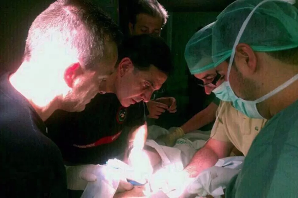 HORAS DE TENSION. Bomberos y médicos hicieron cortes milimétricos para retirar el tubo sin herir al paciente. FOTO TOMADA DE ELMUNDO.ES