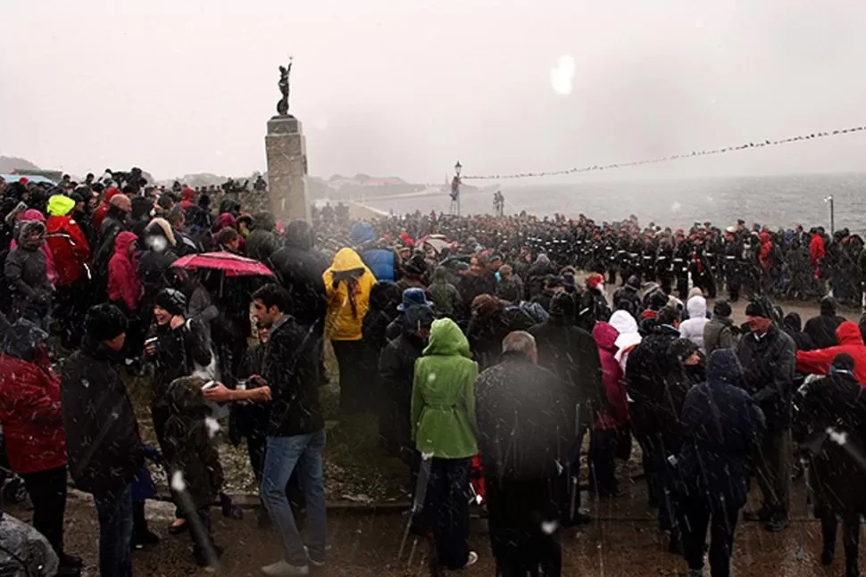 LIBERACION. Los habitantes de Malvinas, junto a autoridades británicas, celebraron el 30 aniversario del fin de la guerra. FOTO TOMADA DE INFOBAE.COM