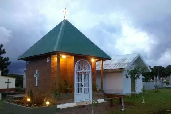 COMO EN CASA. La viuda preparó el mausoleo para quedarse algunas noches junto a su difunto esposo. FOTO TOMADA DE MISIONESONLINE.NET