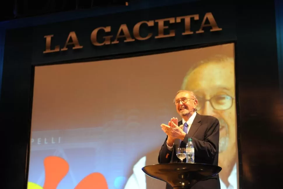 EMOCION. Pelli y el público compartieron la alegría del encuentro en el San Martín. LA GACETA / FOTO DE EZEQUIEL LAZARTE