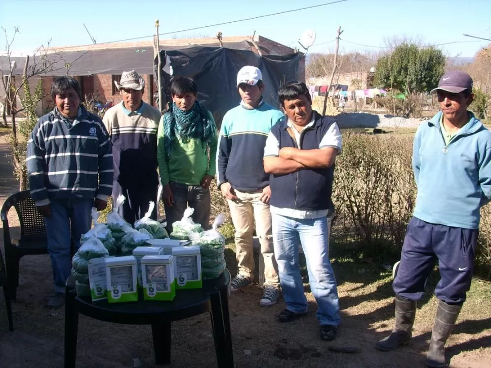 A TRABAJAR. Los agricultores muestran los materiales que utilizarán.   LA GACETA / ARCHIVO