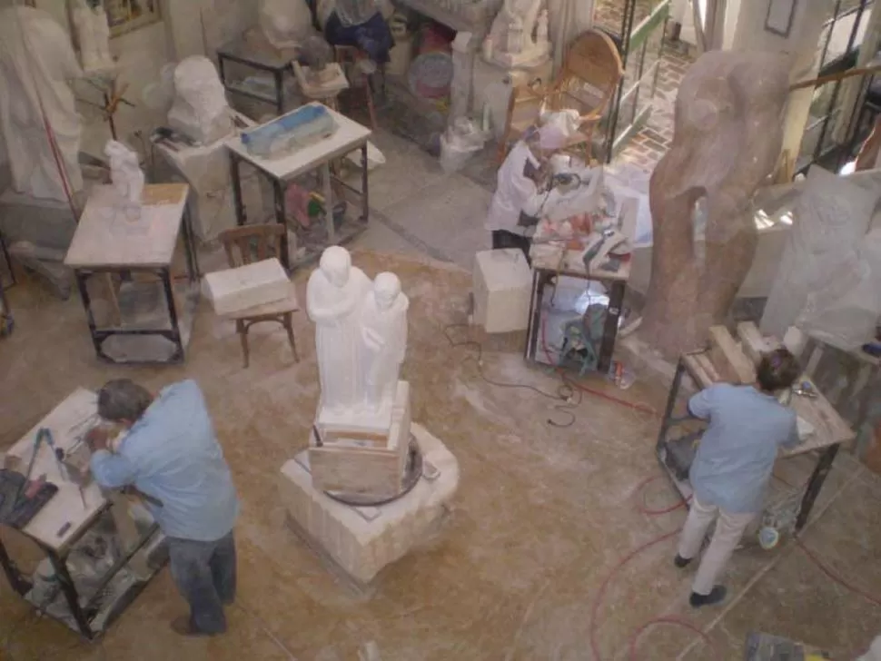 CREACIÓN. El taller de Orio Dal Porto en pleno trabajo escultórico. GENTILEZA MARIANA MARTIN  