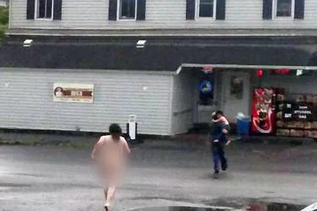 HUYENDO. El novio de la desquiciada señora salvó al nene. FOTO TOMADA DE MAILONLINE