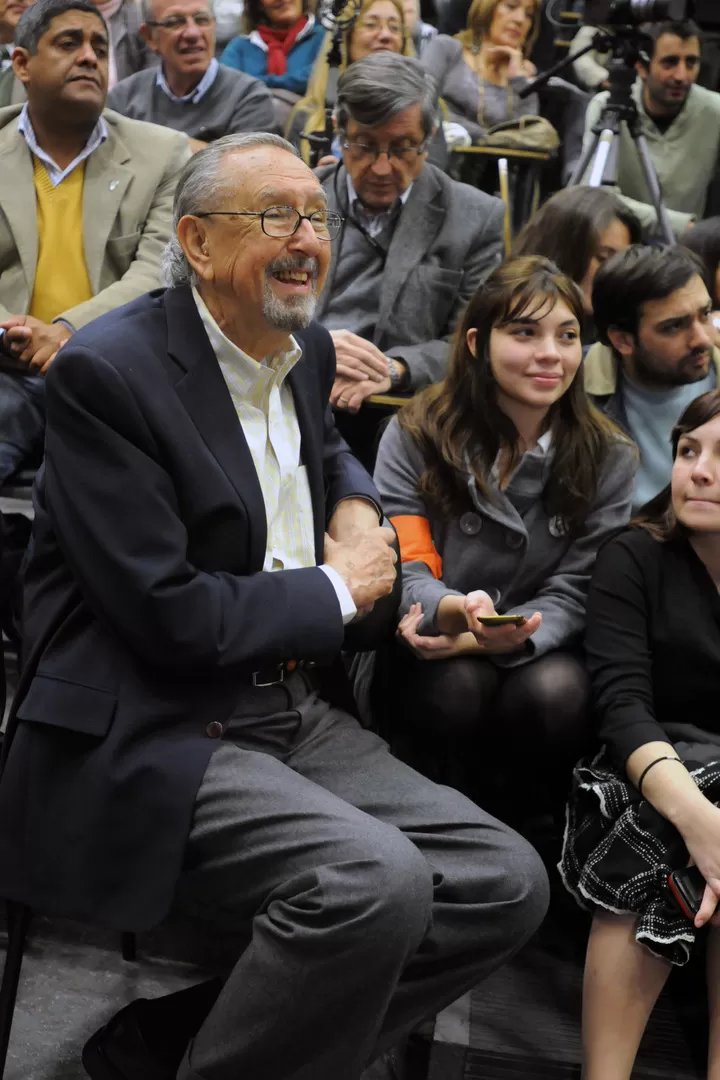 POSTALES DE LA JORNADA. Por la mañana mostró su obra en una pantalla, en el auditorio de la Facultad. Por la tarde fue agasajado en el patio interno, que ahora lleva su nombre, y se reencontró con un compañero, Carlos Bonnani. LA GACETA / FOTOS DE HECOR PERALTA - INES QUINTEROS ORIO