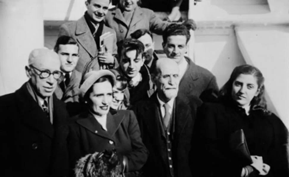 EN BUENOS AIRES. De barba blanca, Jiménez posa en 1948 con los escritores que lo recibieron. Detrás de su esposa Zenobia, asoma María Elena Walsh. Están Alberto Greco, Edgar Podestá y Javier Villafañe, entre otros. LA GACETA / FOTOS DE ARCHIVO 