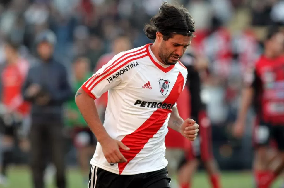 LAGRIMAS. El Chori Domínguez abandonó desconsolado el campo de juego. DYN