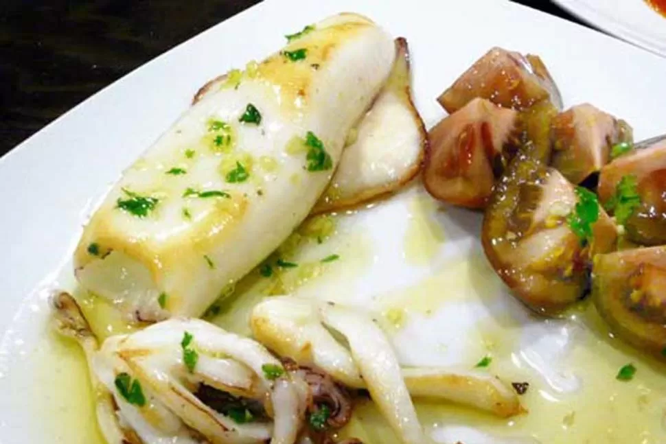 SORPRESA. Una mujer coreana, de 63 años, sintió un pinchazo y sensación extraña mientras se comía un calamar. FOTO ILUSTRATIVA TOMADA DE BLOG.IDEAL.ES