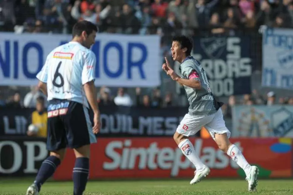 FESTEJO. Quilmes goleó al lobo jujeño y se arrimó a la punta. TELAM