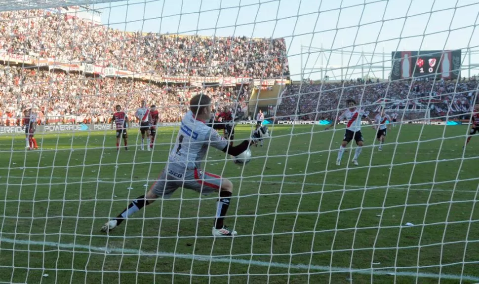 MUY ANUNCIADO. Chori quiere asegurar el penal de lo que hubiera sido el 1-1, pero Bértoli se lo adivinó. TÉLAM