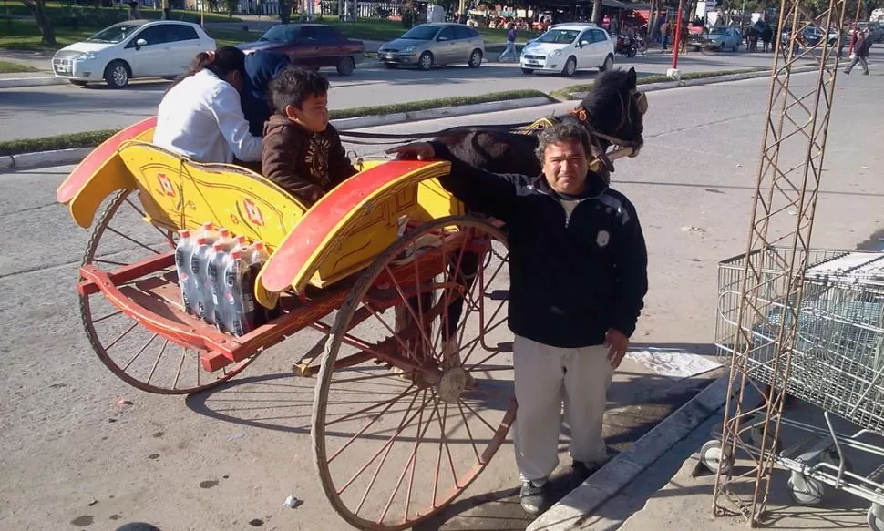 VAN TODOS. En el carro, Heredia puede viajar junto a sus hijos. 