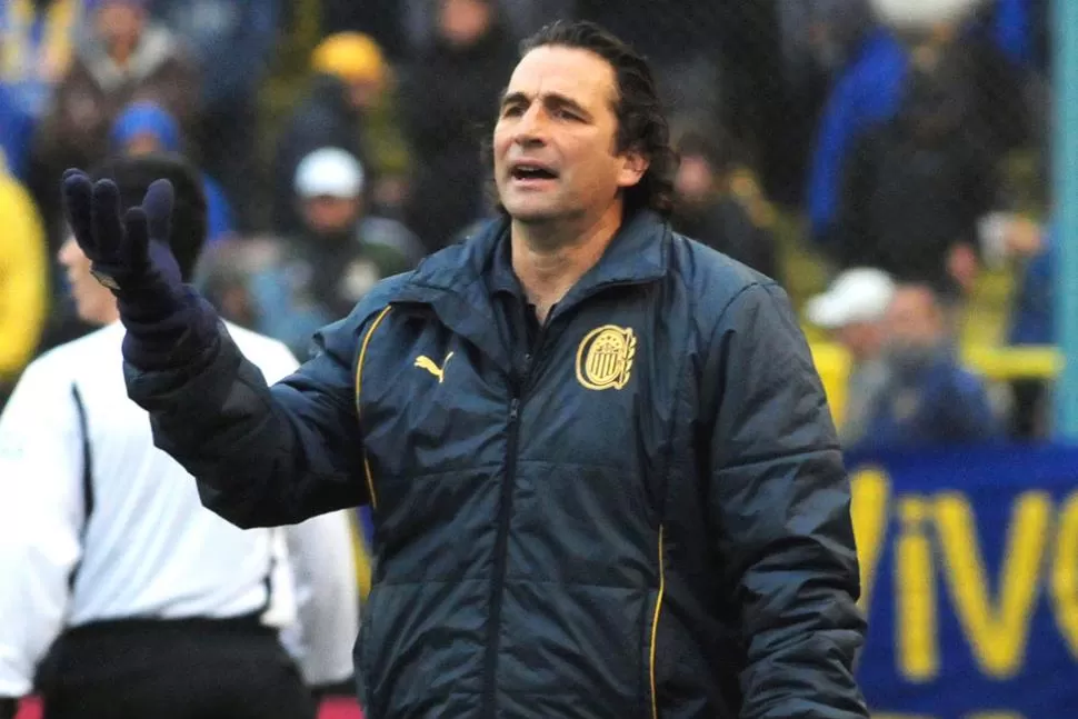 NO LO PODIA CREER. Pizzi, DT de Rosario Central, sufrió cada minuto del partido.