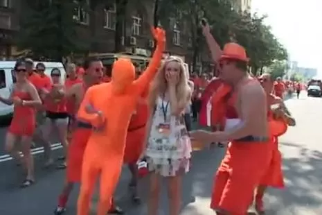 IMPOSIBLE. La notera intentó hacer su trabajo, pero los hinchas se lo impidieron. CAPTURA DE VIDEO