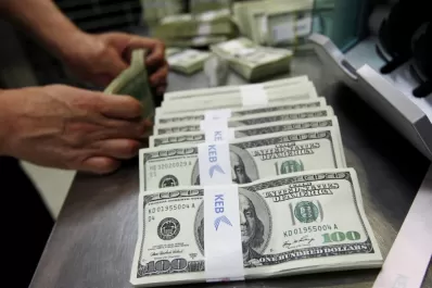 La ansiedad de los pequeños ahorristas por comprar dólares satura los sitios de los bancos