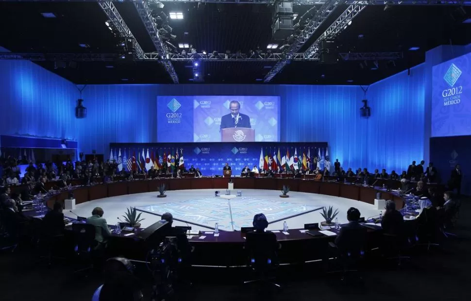 EN LOS CABOS, MÉXICO. Los líderes del Grupo de los 20 comparten la primera mesa redonda en la que debaten las estrategias para salir de la crisis global. REUTERS