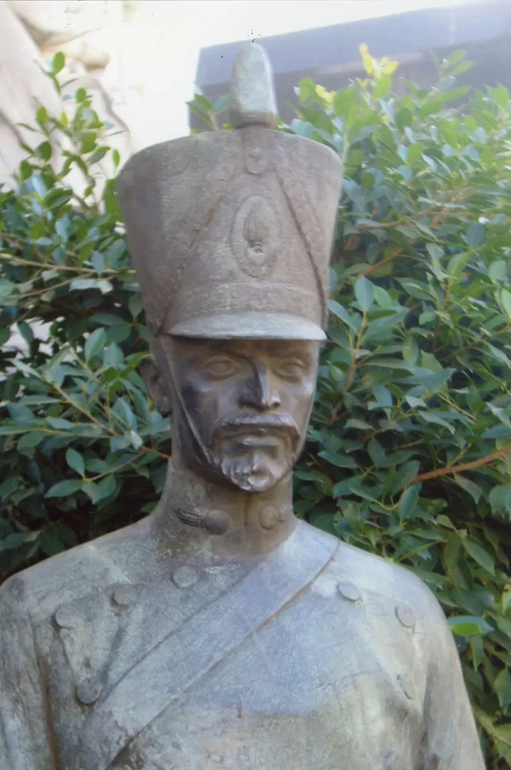 UN SOLDADO DE LAVALLE. Detalle de la estatua de bronce que adorna la tumba del general, en la Recoleta. LA GACETA / ARCHIVO