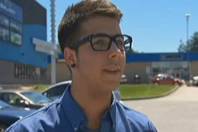 Hipnotizó a todo un curso de adolescentes, pero no lo pudo despertar