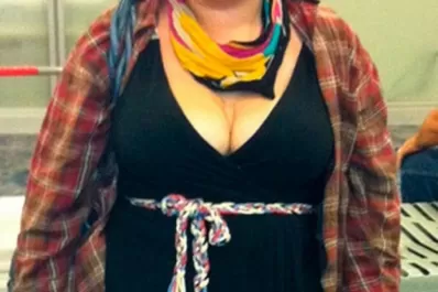 La bajaron del avión por tener demasiado escote