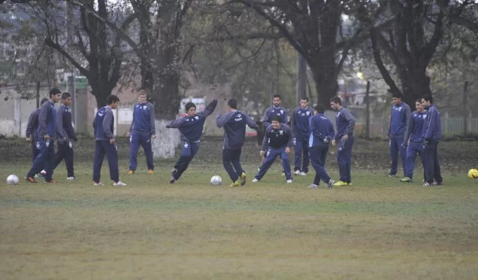 EXPECTANTE. Pizzicannella (6) volverá a la titularidad en Atlético y desea despedirse marcando su primer gol oficial. LA GACETA / FOTO DE JORGE OLMOS SGROSSO