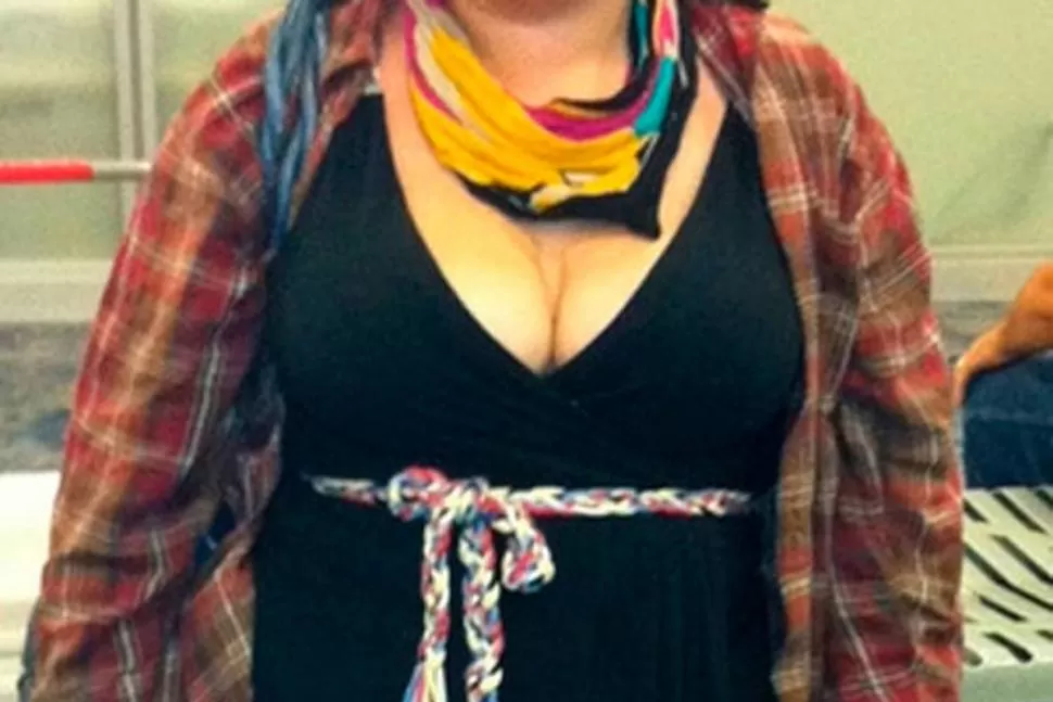 ENOJO. La mujer difundió una foto de su escote y su vestido pero no de su rostro. FOTO TOMADA DE JAZABEL.COM