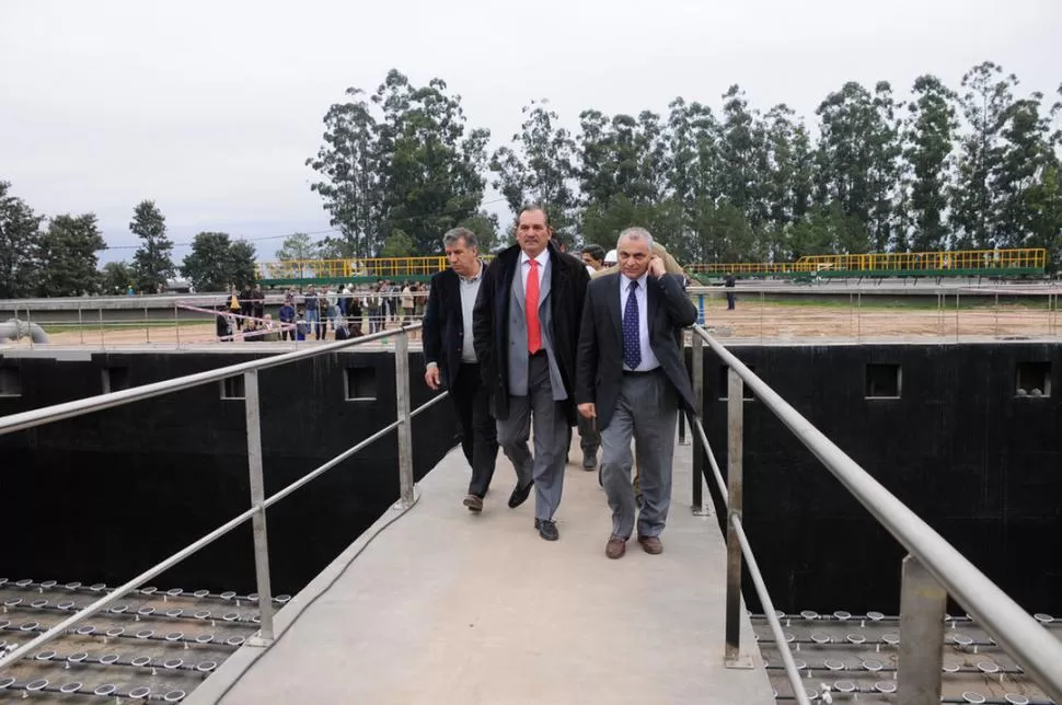 MEJORAS SANITARIAS. Alperovich recorrió ayer las obras en una planta de tratamiento de líquidos cloacales. PRENSA Y DIFUSIóN