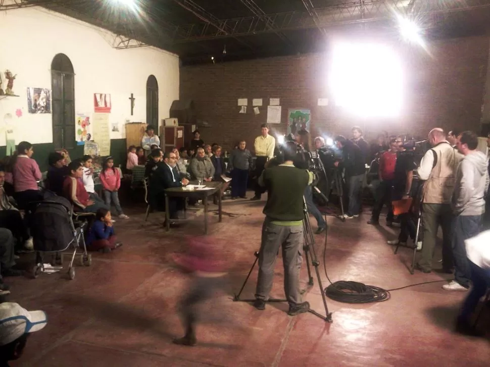 EN UN COMEDOR. El periodista transmitió desde el barrio Piloto (Alderetes). LA GACETA / FOTO DE JOSé INESTA