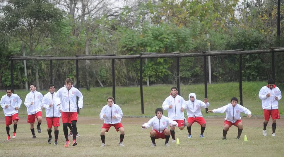 PUESTA A PUNTO. Patricio Rodríguez, Hernán de Camilo y Luis Vega en el primer plano de la práctica matutina. LA GACETA / FOTO DE HéCTOR PERALTA