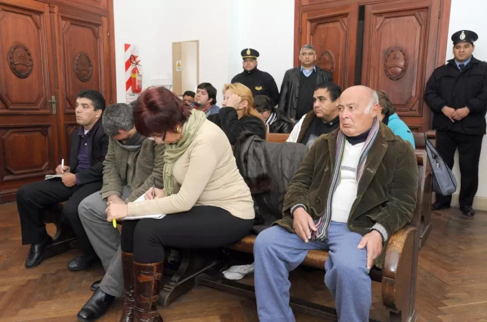 ATENTOS. Los 12 imputados que presenciaron el debate en una sala contigua siguieron en detalle la declaración de Blanca. Algunos tomaron apuntes. LA GACETA / FOTOS DE JORGE OLMOS SGROSSO - ENRIQUE GALINDEZ