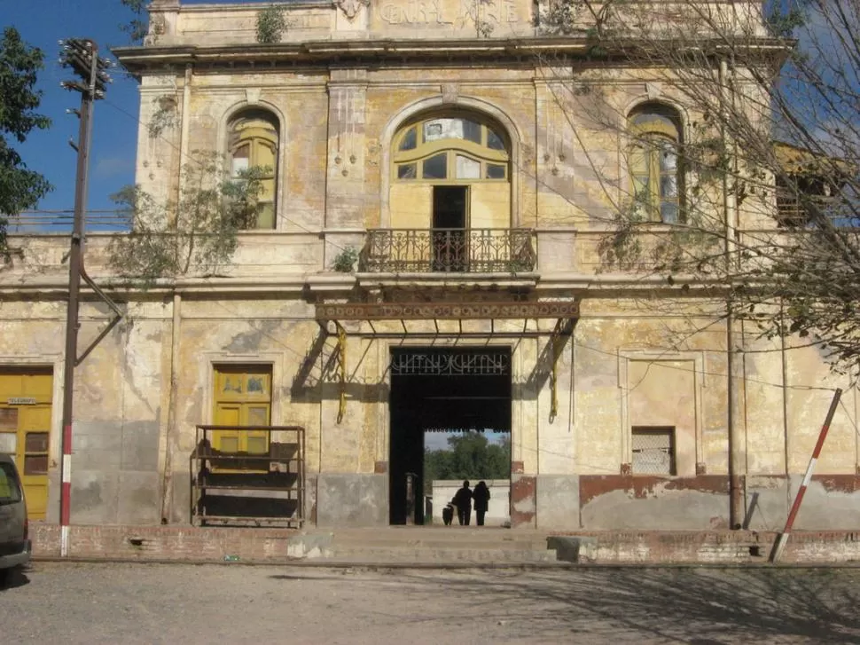 LAMENTABLE. En la estación de Las Cejas el tránsito peatonal o de animales sustituyó al chirrido de las ruedas de hierro y al vapor de las locomotoras. 