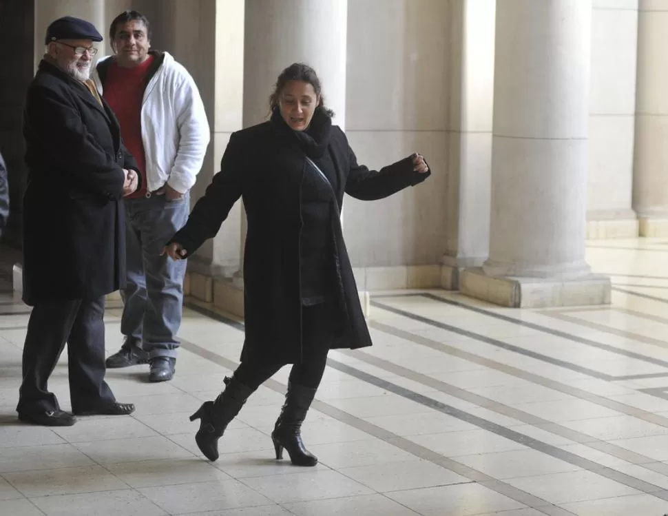 EXULTANTE. Con un paso de baile, la imputada Daniela Milhein muestra su buen ánimo al final de la audiencia. LA GACETA / FOTO DE JORGE OLMOS SGROSSO