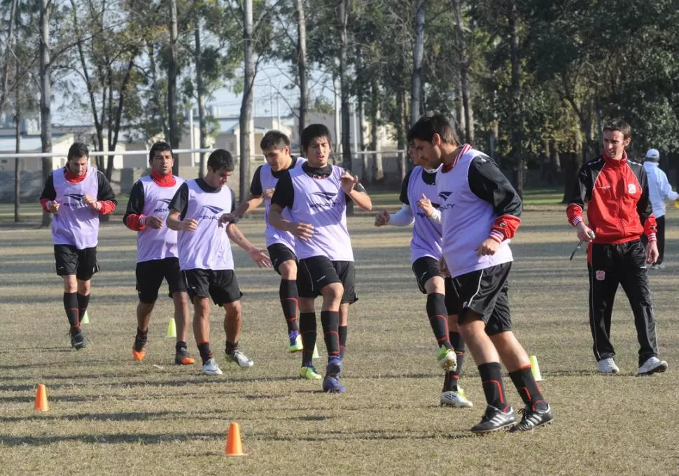 BALANCE. Diego Rojas -derecha- se mostró complacido por la predisposición de los jugadores al trabajo planificado. LA GACETA / FOTO DE ANTONIO FERRONI
