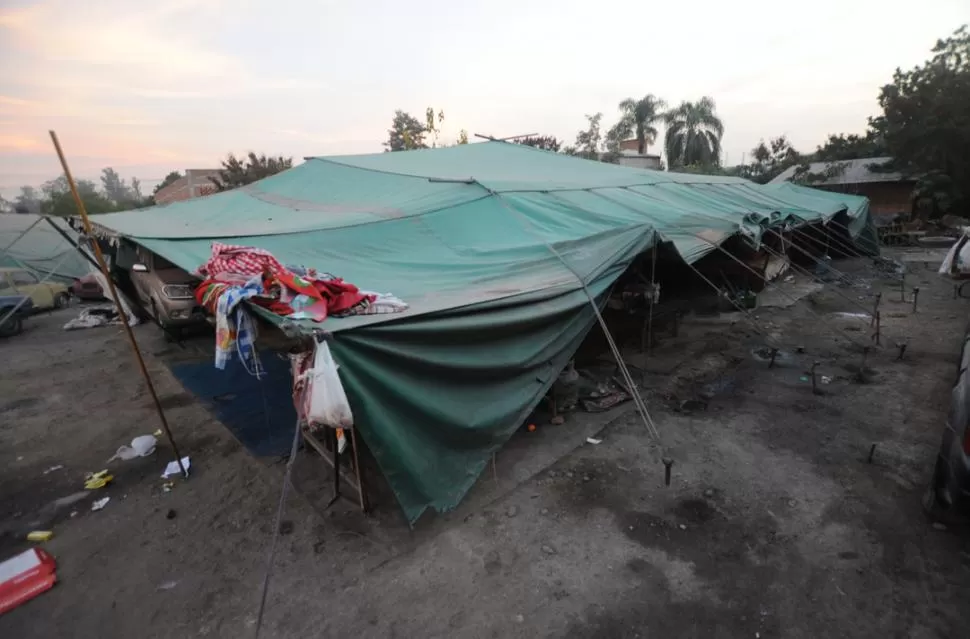 CARPAS. Cada familia vive en una carpa, aunque comparten el mismo predio. Adentro se delimitan los espacios como en una casa común. LA GACETA / FOTOS DE OSVALDO RIPOLL