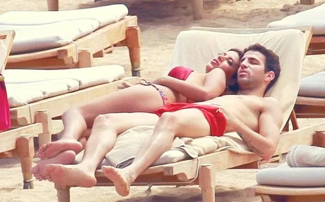 Cesc Fabregas junto a Danielle Seeman, en Porto Cervo. FOTO TOMADA DE ELBALONROSA.COM