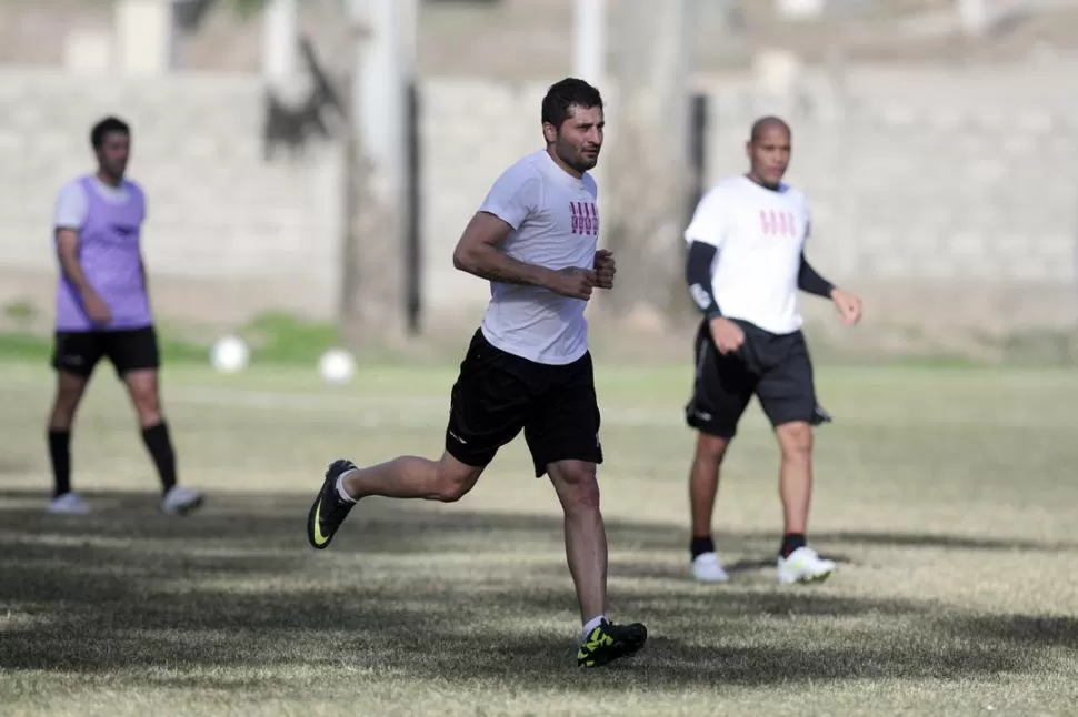 UN GOLEADOR DE RAZA. Gustavo Balvorín no quiere retirarse del fútbol sin haber logrado algo en su provincia. LA GACETA / FOTO DE ANALíA JARAMILLO