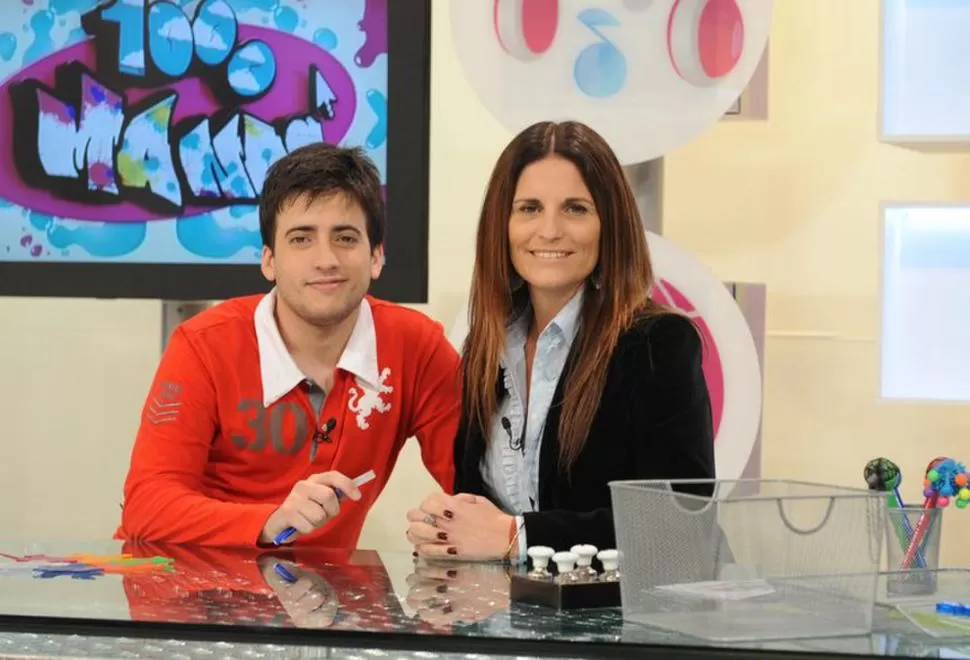 FRENTE A LAS CÁMARAS. Santiago contagia simpatía y espontaneidad. GENTILEZA SANTIAGO RIVA ROY