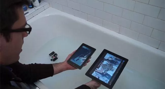 COMPARACION. El iPad y la Nexus, antes de ser sumergidos en agua. CAPTURA DE VIDEO.