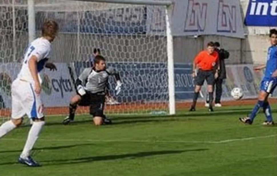 EN ACCIÓN. El quinto árbitro controla lo que ocurre dentro de las áreas. WWW.ARBITRAJEBALEAR.COM