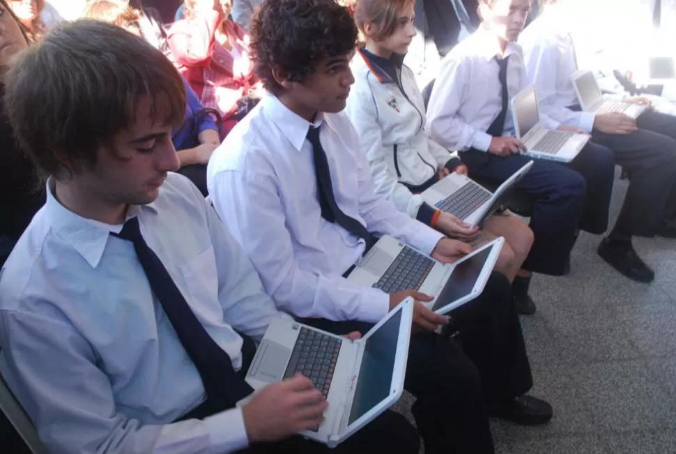 RESULTADOS. Los planes para dotar de computadoras e infraestructura a las escuelas no logran una baja drástica para bajar la deserción en el secundario, según un estudio. FOTO PRESIDENCIA DE LA NACION