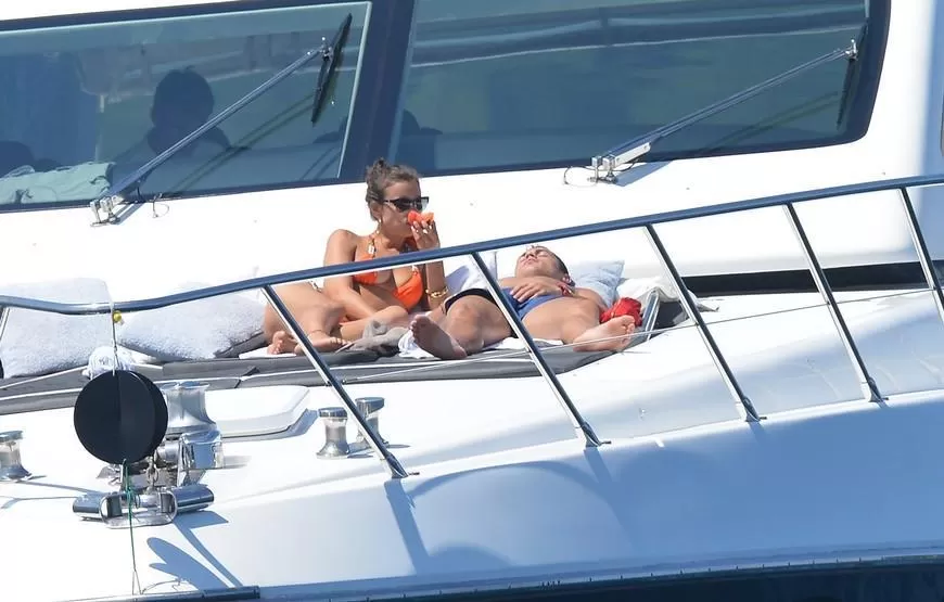 Cristiano Ronaldo junto a Irina Shayk, en St Tropez. FOTO TOMADA DE CARAS.SAPO.PT