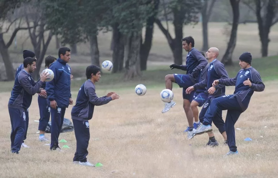 PATEÓ LA PELOTA. Hasta ahora, Barrado no expresó deseos de irse pero tampoco de quedarse. Ante la oferta de Banfield, habrá que ver qué quiere hacer. LA GACETA / FOTO DE ANTONIO FERRONI