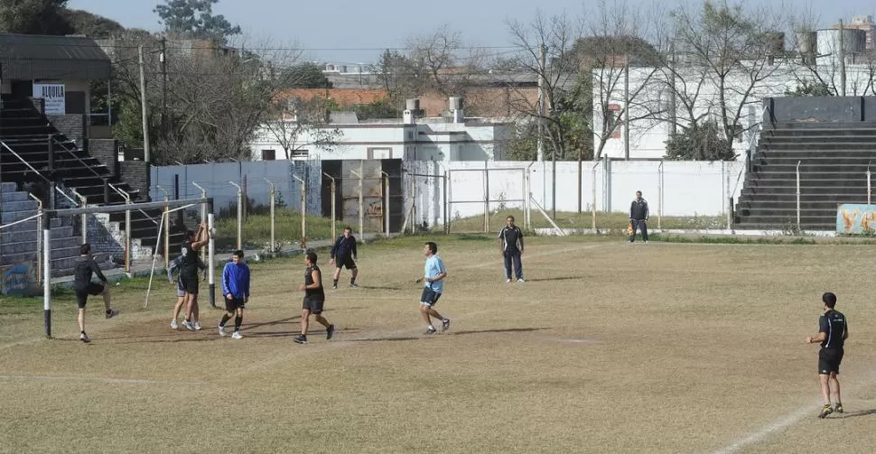 ESCENA DE LA PRÁCTICA. En el estadio de Central Norte quedó en claro qué lugares ocuparán el árbitro principal, su asistente y el juez de área. Será la primera experiencia en el país. LA GACETA / FOTO DE HéCTOR PERALTA