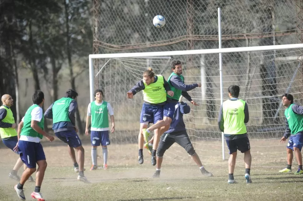 SE VUELA Y SE JUEGA. Cobelli, que lucha con Maidana en el aire, será la referencia de Atlético en el área de San Martín, el domingo, en La Ciudadela. LA GACETA / FOTO DE FRANCO VERA