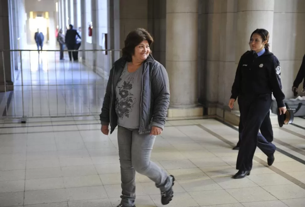 SONRIENTE. Irma Medina durante una pausa en el hall de tribunales. LA GACETA / FOTOS DE JORGE OLMOS SGROSSO