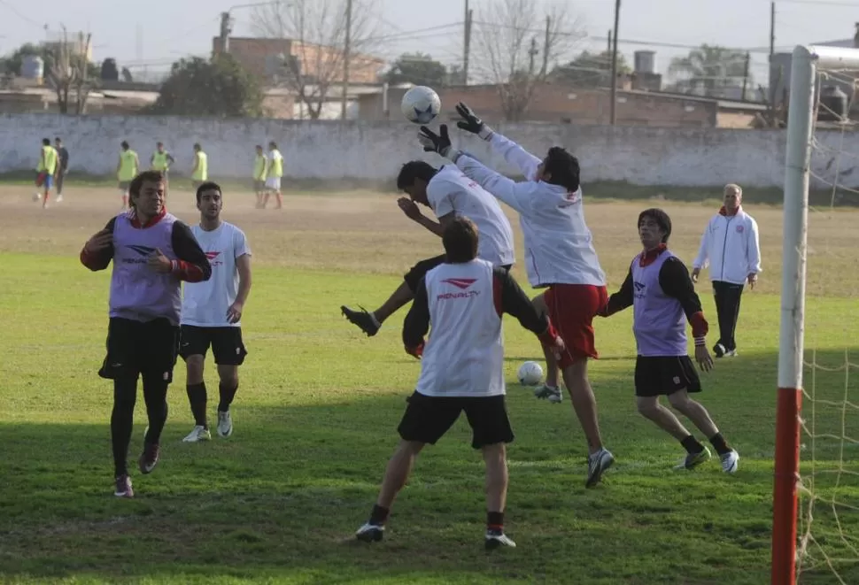 MUESTRA SEGURIDAD. Pave gana en lo alto durante la práctica en el complejo. El arquero espera jugar el domingo y regalarle una alegría a los hinchas. LA GACETA / FOTO DE ANTONIO FERRONI
