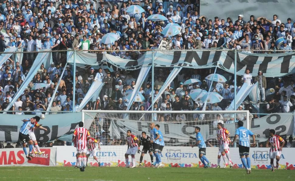 EL MEJOR DE TODOS. Los decanos coparon su estadio y, pese al mal día de su equipo, se pusieron el clásico al hombro y dieron la nota de color. LA GACETA / FOTO DE ANTONIO FERRONI