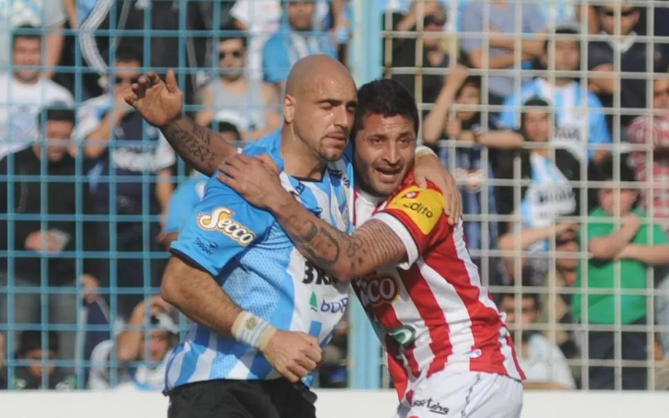 POCO AMOR. Barone y Balvorín se prodigaron todo tipo de roces durante el juego de ayer. LA GACETA / ANTONIO FERRONI