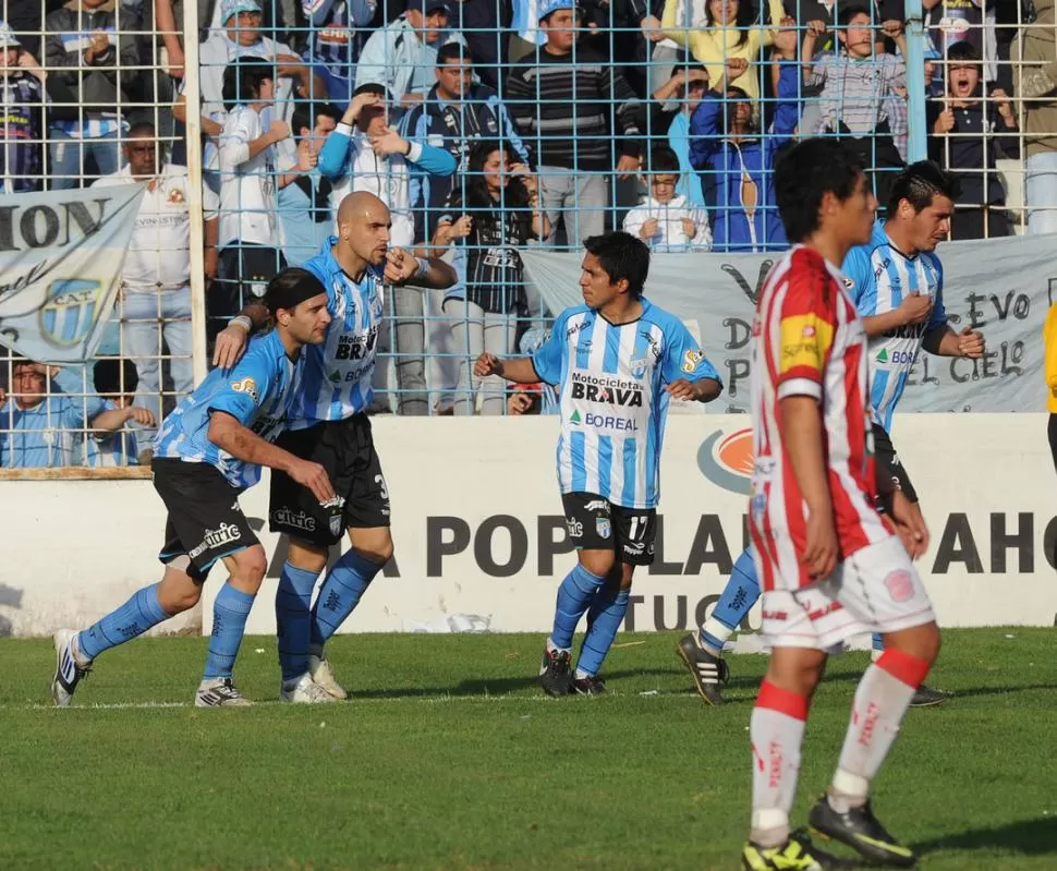ABRAZO DE GOL. Cobelli, que todavía no convirtió, saluda a Deivis, que puso el 1-1 después del gol de Goico. LA GACETA / FOTO DE HÉCTOR PERALTA 
