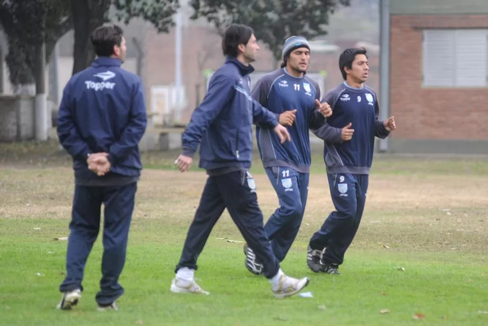 ENFOCADO. Bambino trabajó junto a Montiglio y el resto de sus compañeros decanos pensando en lo que viene: el debut ante Crucero del Norte. LA GACETA / FOTO DE ANTONIO FERRONI
