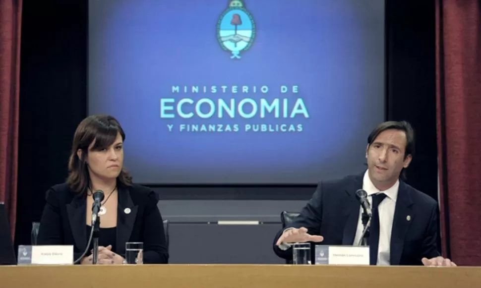 ANUNCIOS. Lorenzino, acompañado por la titular de la Casa de Moneda, Katya Daura. TELAM