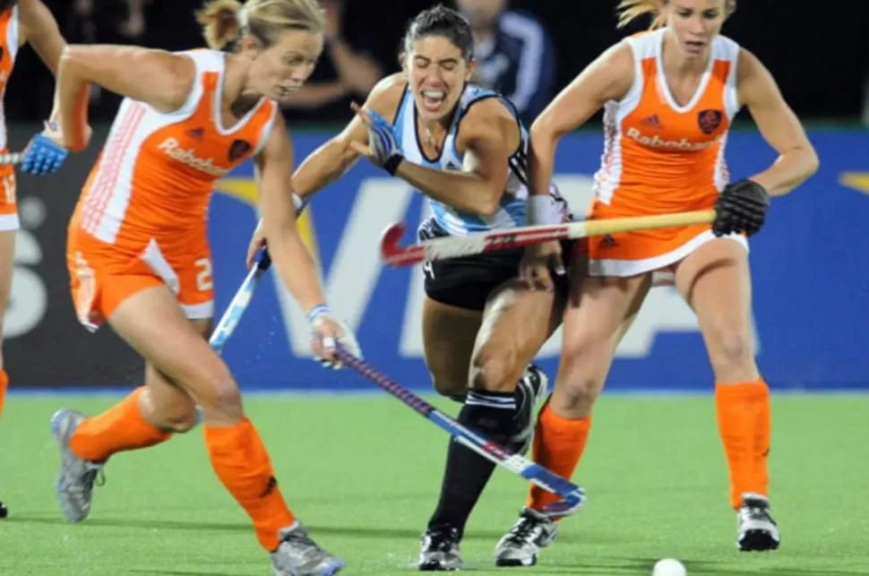 GRAN DUELO. Los partidos entre Las Leonas y Holanda se han convertido en el gran clásico del hockey mundial. Mañana chocarán para definir el título. TELAM