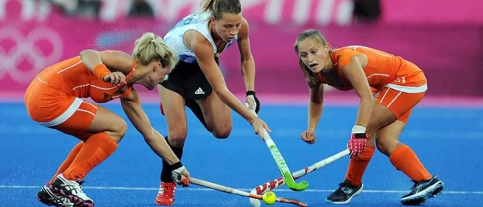 EN EL PODIO. Las Leonas lograron la medalla de plata. TELAM